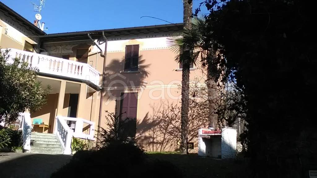 casa indipendente in vendita a Porto Valtravaglia