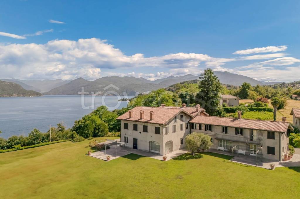 casa indipendente in vendita a Porto Valtravaglia in zona Ticinallo