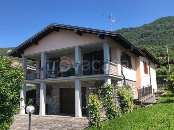 casa indipendente in vendita a Porto Valtravaglia in zona Muceno