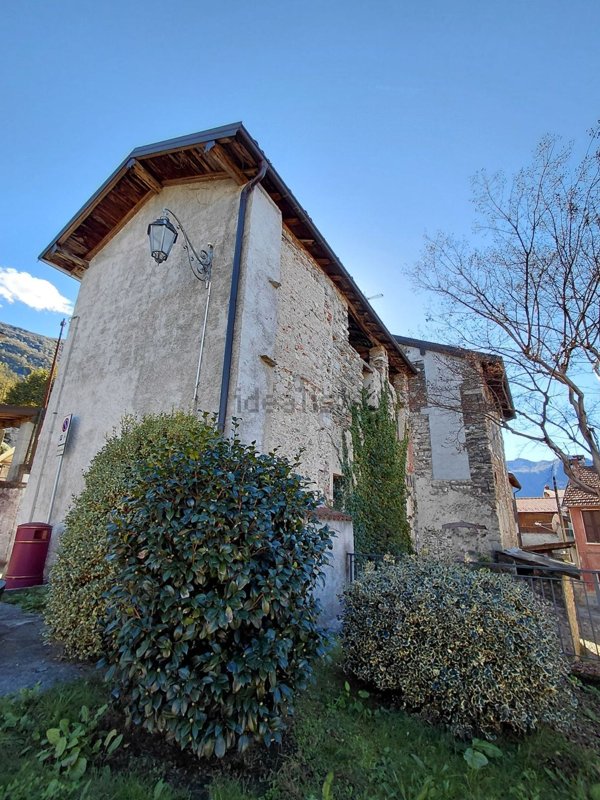 casa indipendente in vendita a Porto Valtravaglia in zona Muceno