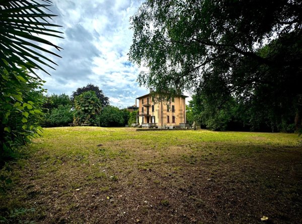 casa indipendente in vendita a Porto Valtravaglia in zona Domo