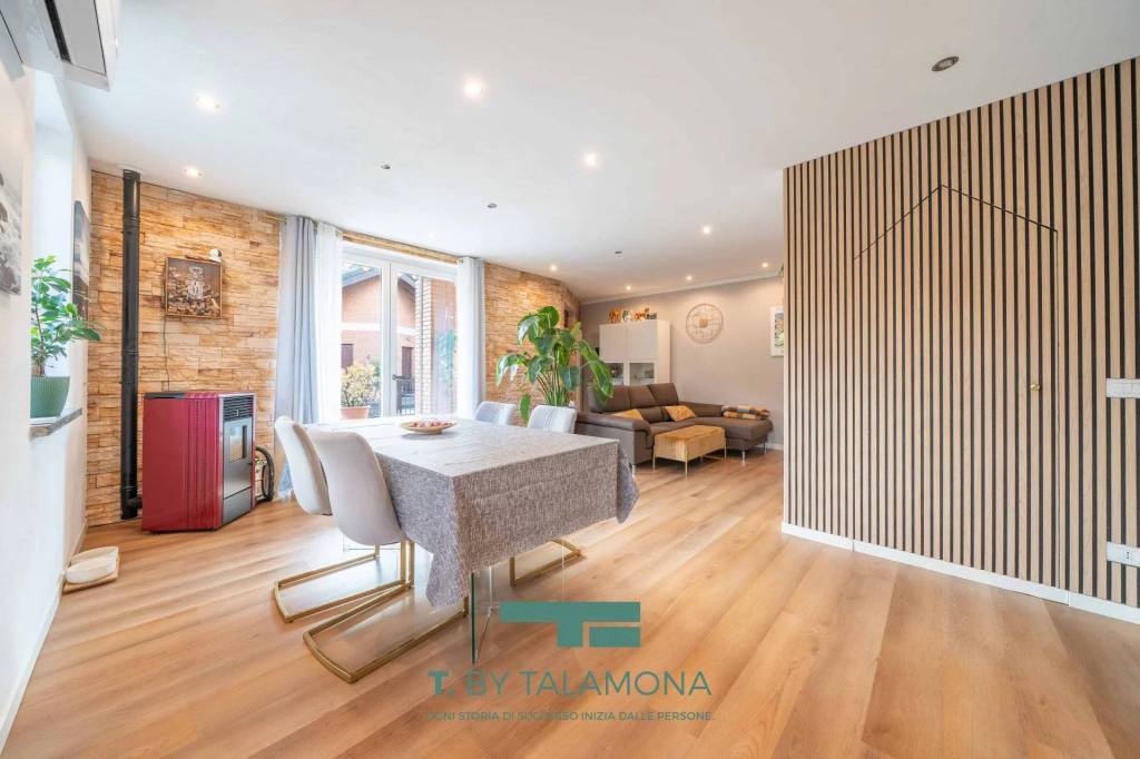 casa indipendente in vendita a Porto Valtravaglia in zona Muceno