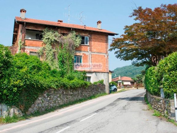 casale in vendita a Porto Valtravaglia in zona Muceno