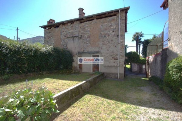 casa indipendente in vendita a Porto Valtravaglia in zona Musadino