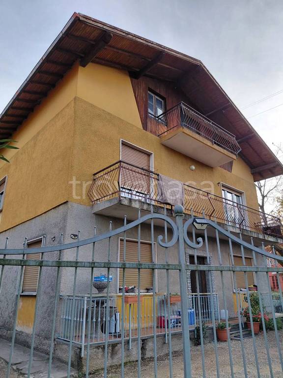 casa indipendente in vendita a Porto Valtravaglia in zona Muceno