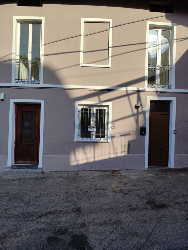 casa indipendente in vendita a Porto Valtravaglia in zona Domo