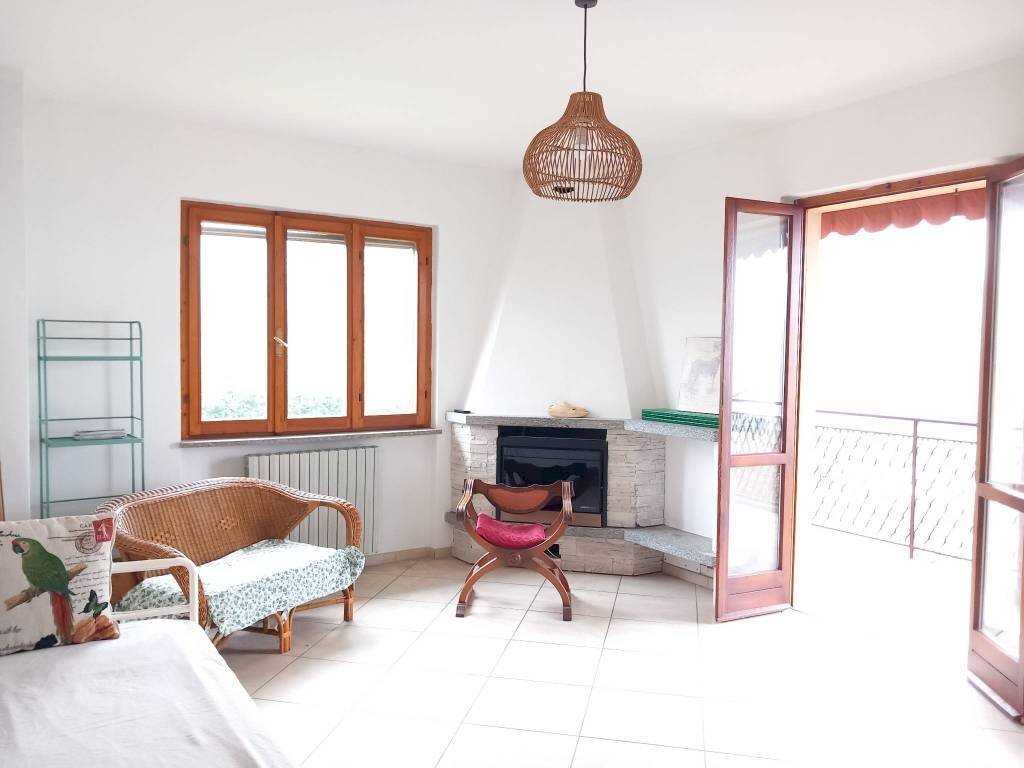 casa indipendente in vendita a Porto Valtravaglia in zona Muceno