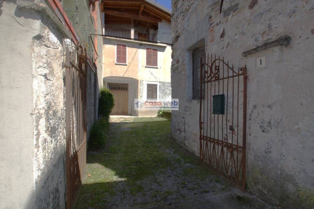 casa indipendente in vendita a Porto Valtravaglia in zona Musadino