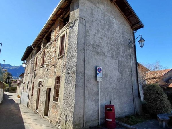 casa indipendente in vendita a Porto Valtravaglia in zona Muceno