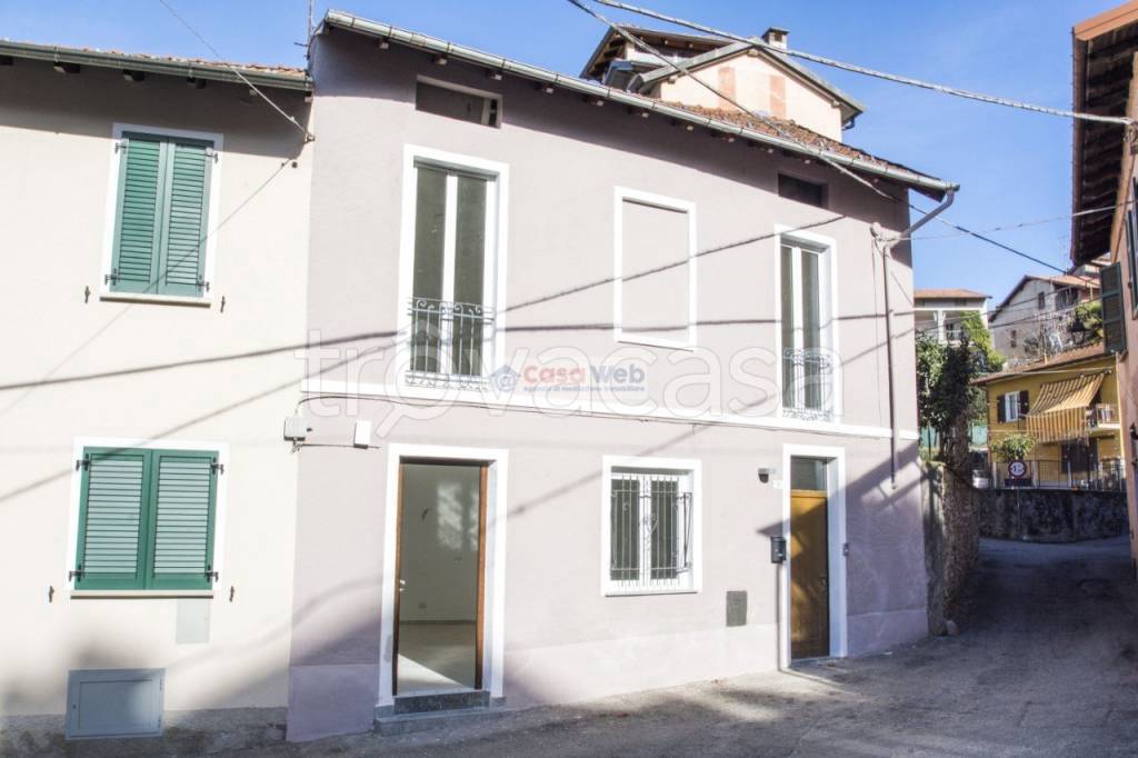 casa indipendente in vendita a Porto Valtravaglia