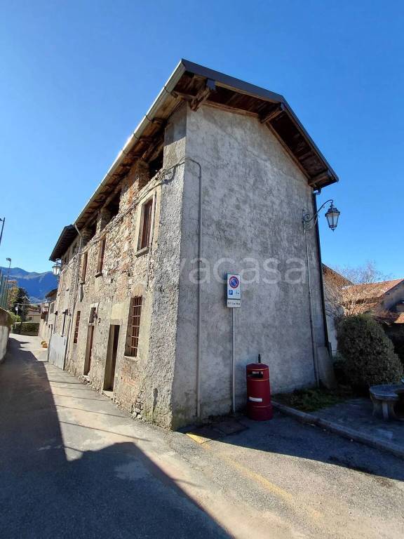 mansarda in vendita a Porto Valtravaglia in zona Muceno