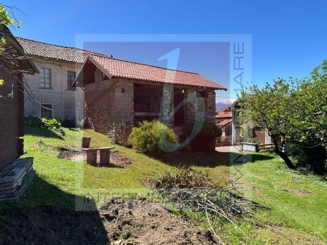 casa indipendente in vendita a Porto Valtravaglia in zona Muceno