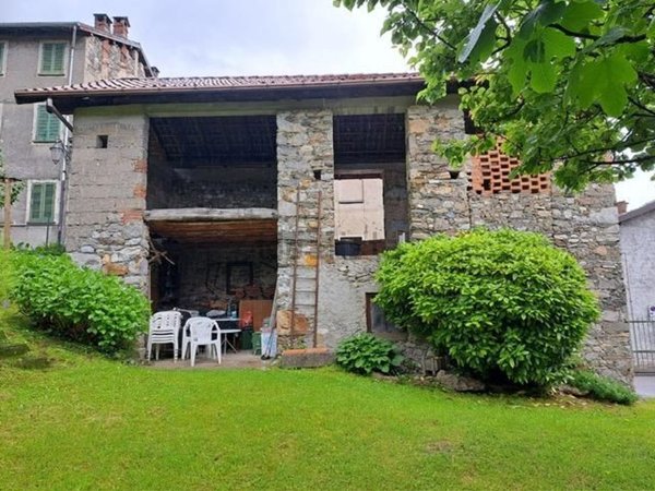casale in vendita a Porto Valtravaglia in zona Muceno