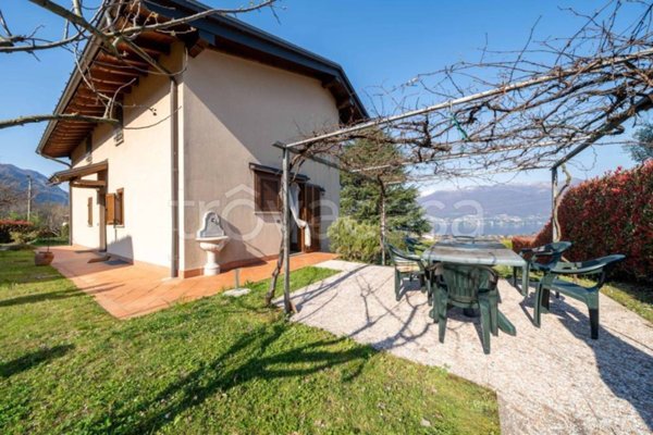 casa indipendente in vendita a Porto Valtravaglia in zona Torre