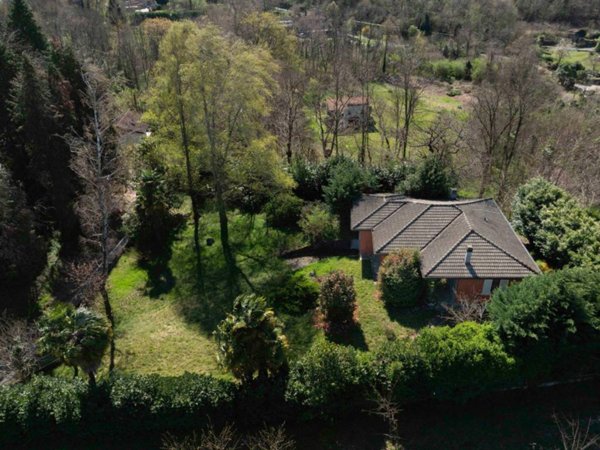 casa indipendente in vendita a Porto Valtravaglia