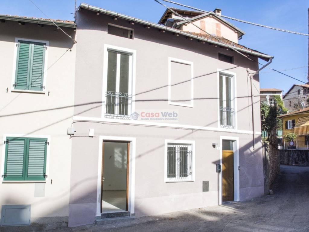 casa indipendente in vendita a Porto Valtravaglia