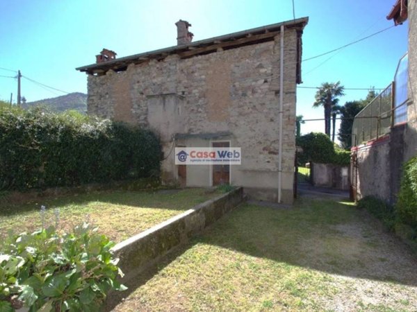 casa indipendente in vendita a Porto Valtravaglia in zona Musadino