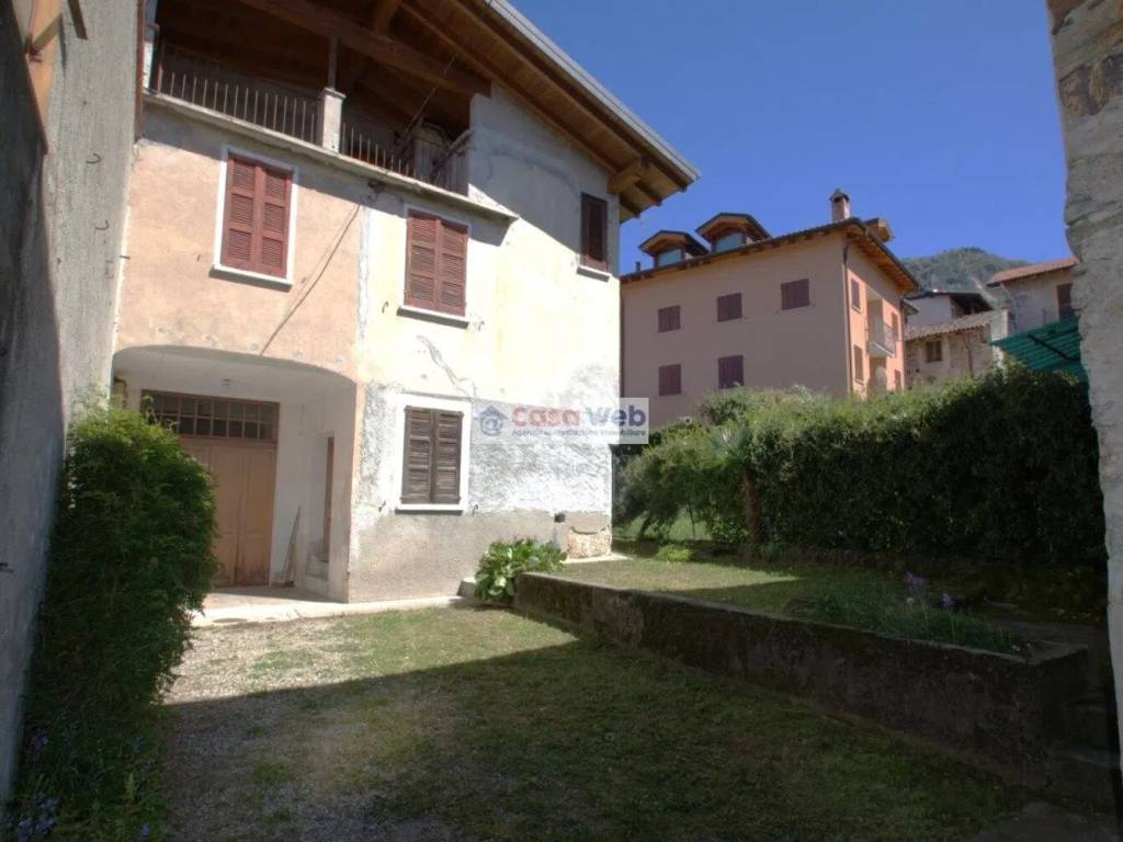 casa indipendente in vendita a Porto Valtravaglia in zona Musadino