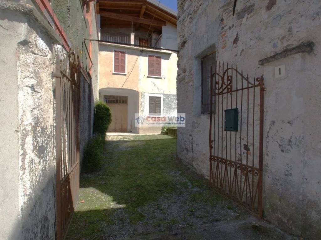 casa indipendente in vendita a Porto Valtravaglia in zona Musadino