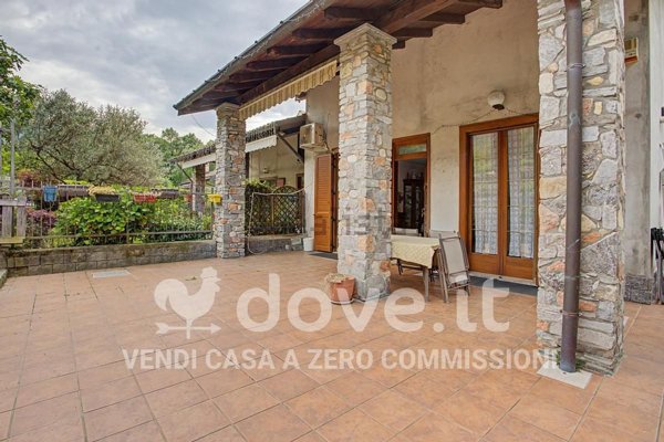 casa indipendente in vendita a Porto Valtravaglia in zona Muceno