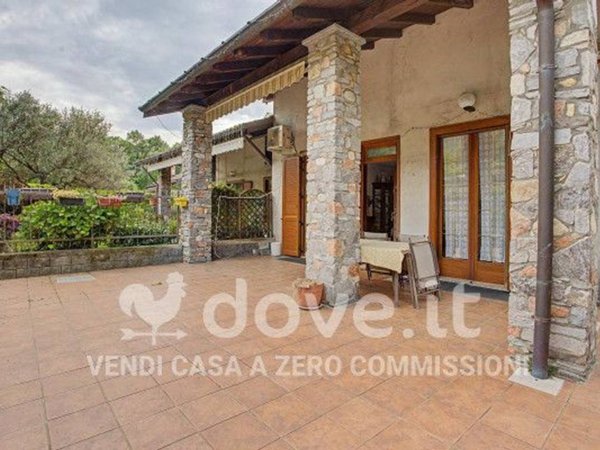 casa indipendente in vendita a Porto Valtravaglia in zona Muceno