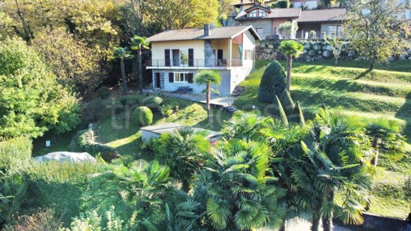 casa indipendente in vendita a Porto Valtravaglia in zona Muceno