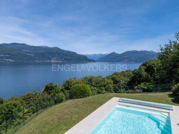 casa indipendente in vendita a Porto Valtravaglia in zona Domo