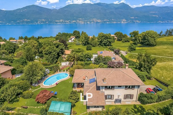 casa indipendente in vendita a Porto Valtravaglia in zona Domo
