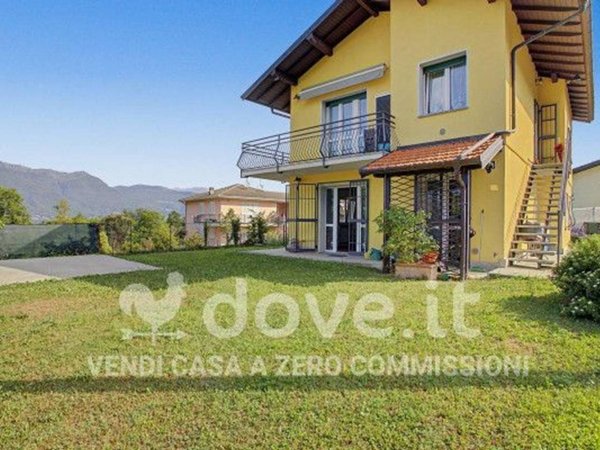 casa indipendente in vendita a Porto Valtravaglia in zona Musadino