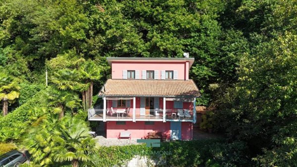 casa indipendente in vendita a Porto Valtravaglia in zona Muceno