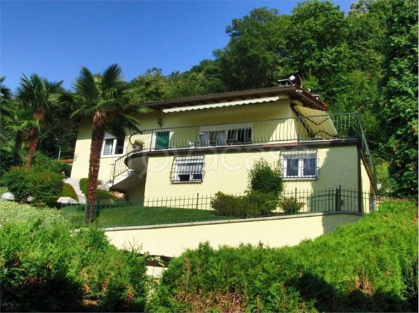 casa indipendente in vendita a Porto Valtravaglia in zona Ligurno