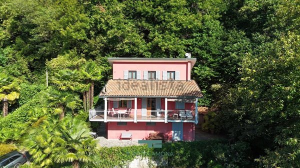 casa indipendente in vendita a Porto Valtravaglia in zona Muceno