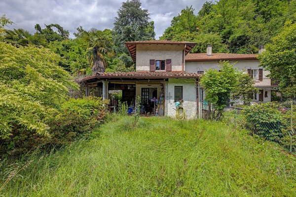casa indipendente in vendita a Porto Valtravaglia in zona Muceno