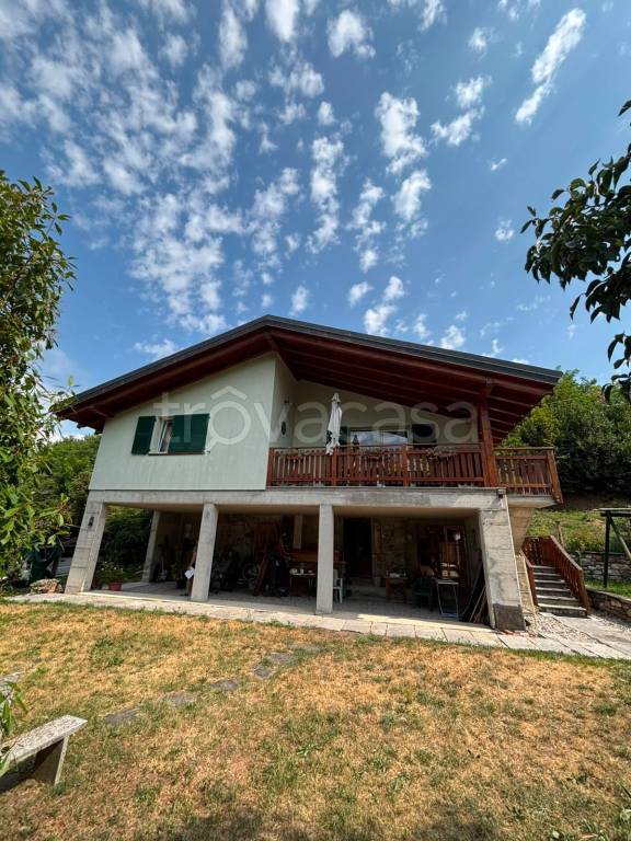 casa indipendente in vendita a Porto Valtravaglia in zona Muceno