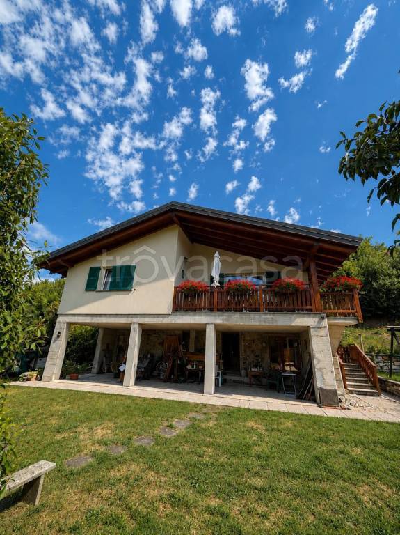 casa indipendente in vendita a Porto Valtravaglia in zona Muceno