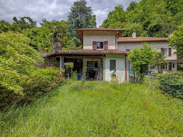 casa indipendente in vendita a Porto Valtravaglia in zona Muceno