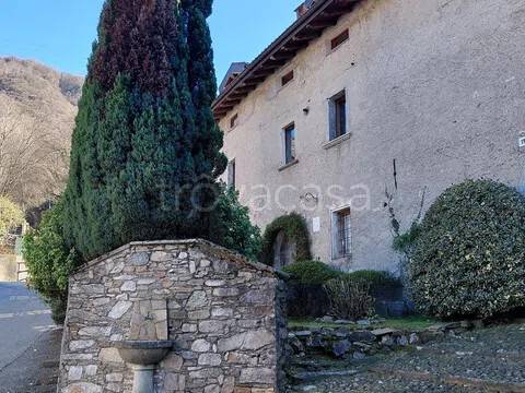 casa indipendente in vendita a Porto Valtravaglia in zona Ligurno