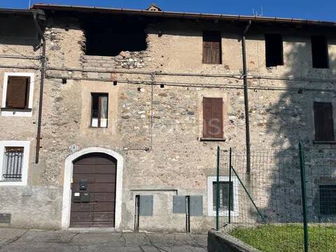 casa indipendente in vendita a Porto Valtravaglia in zona Musadino