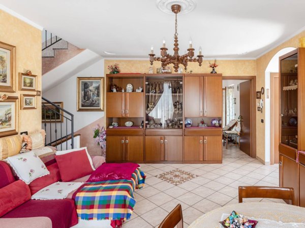 casa indipendente in vendita a Porto Valtravaglia in zona Domo
