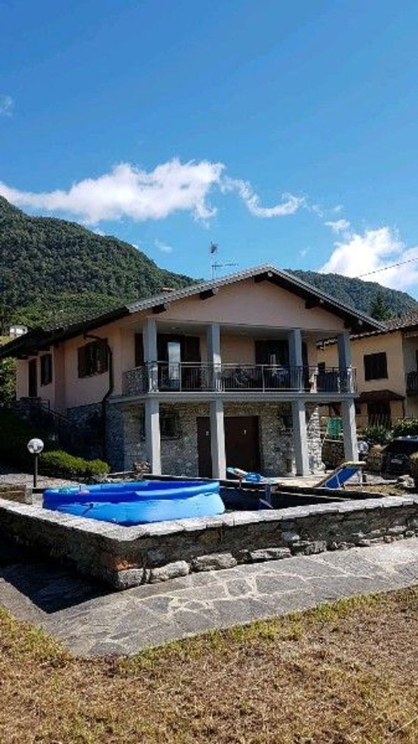 casa indipendente in vendita a Porto Valtravaglia in zona Domo