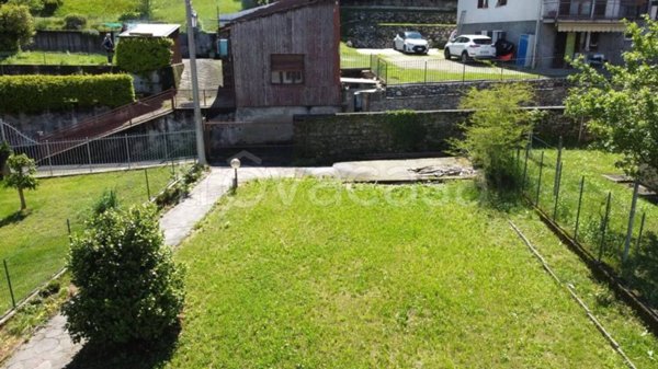 casa indipendente in vendita a Porto Valtravaglia in zona Muceno