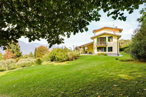 casa indipendente in vendita a Porto Valtravaglia