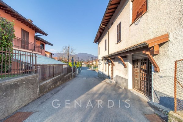 casa indipendente in vendita a Rancio Valcuvia in zona Cantevria