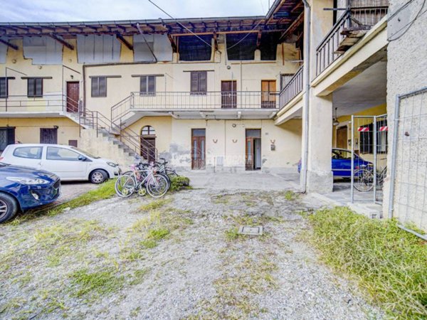 appartamento in vendita a Ranco in zona Uponne