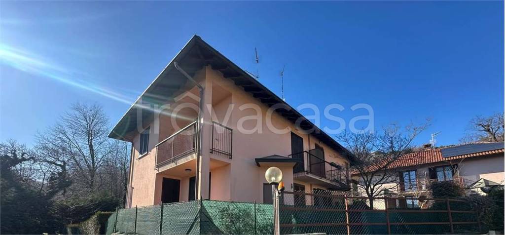 casa indipendente in vendita a Ranco in zona Uponne