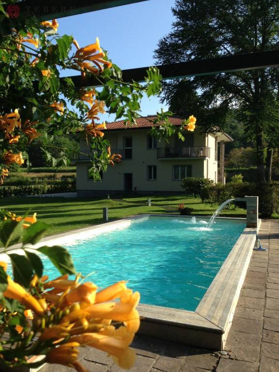 casa indipendente in vendita a Ranco in zona Uponne