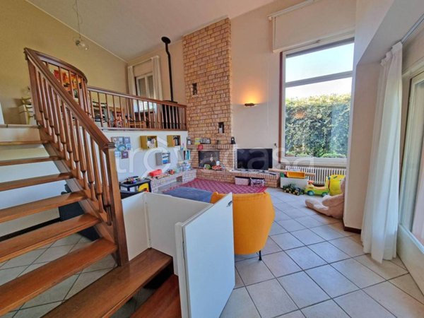 casa indipendente in vendita a Ranco in zona Uponne