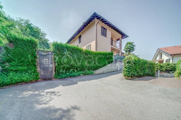 casa indipendente in vendita a Ranco in zona Uponne
