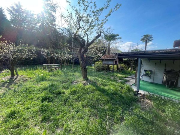 appartamento in vendita a Ranco in zona Uponne