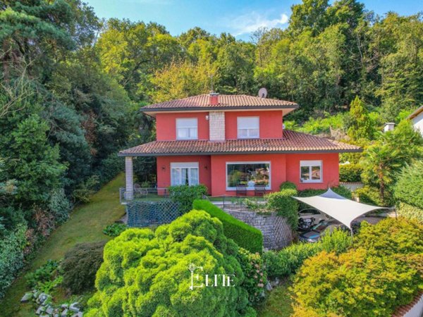 casa indipendente in vendita a Ranco in zona Uponne